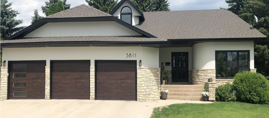 Planks ranch-style garage doors in walnut