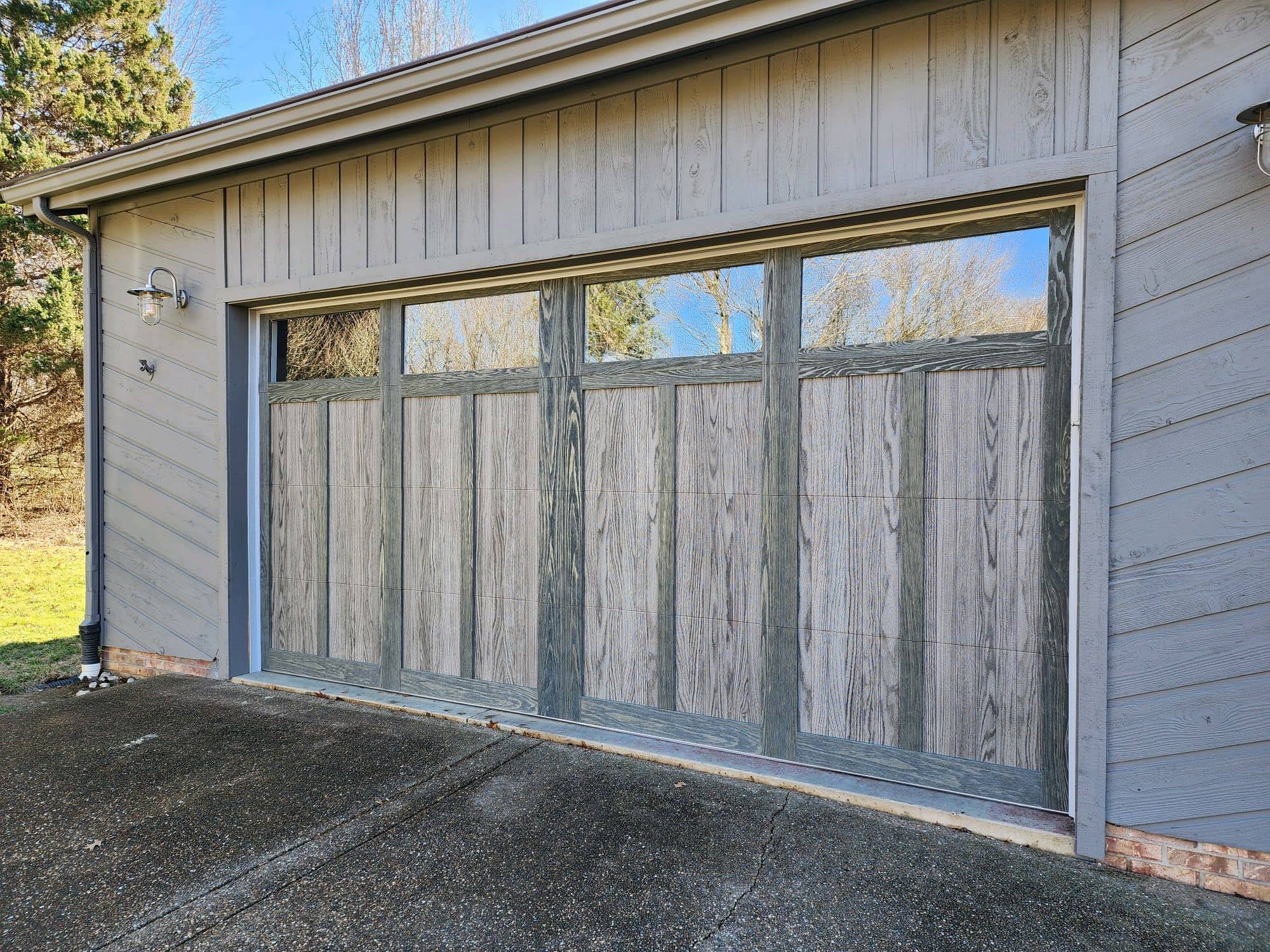 shoreline garage door in wood-look driftwood accents